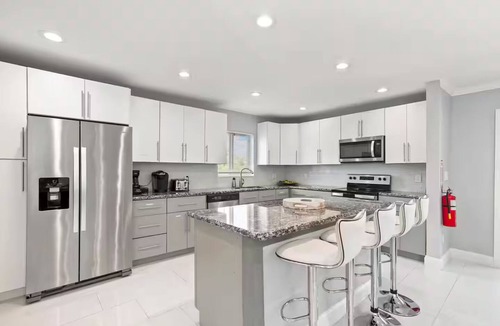 Central Corals House | Oakland By The Sea 3BD/pool/BBQ/10 min to beach.
