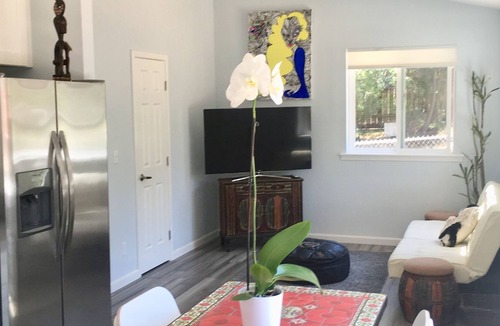 Oakland House | Oakland Garden Bay Hills Home w/ Bottle of Wine and Goodies