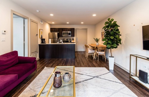Oak Lawn Apartment | Oaklawn Luxury Stay!
