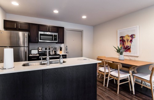 Oak Lawn Apartment | Oaklawn Luxury Stay!