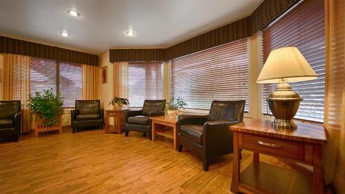 Oakridge Hotel | Oakridge Inn & Suites
