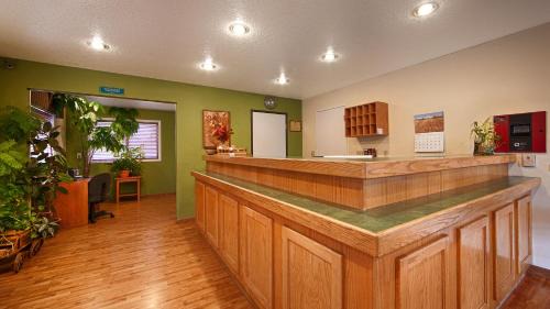 Oakridge Hotel | Oakridge Inn & Suites