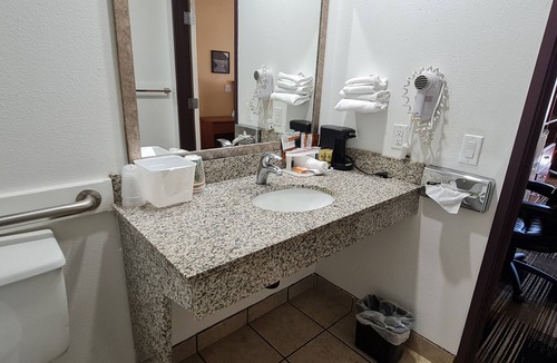 Oakridge Hotel | Oakridge Inn & Suites