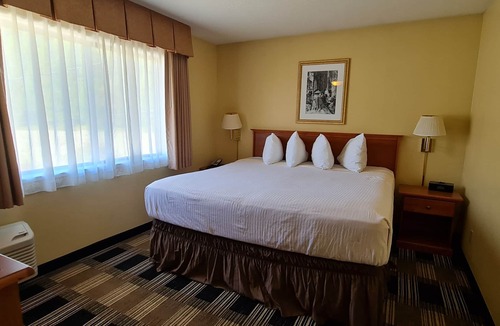 Oakridge Hotel | Oakridge Inn & Suites