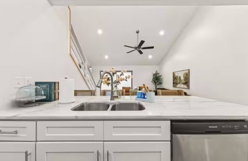 Milton House | Oaks Cottages Modern 2BR Retreat