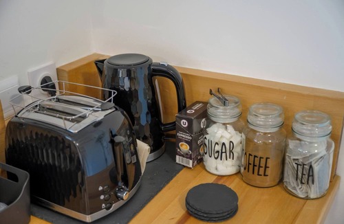 Montenay House | Oaktree Cottage – A Peaceful Country Escape