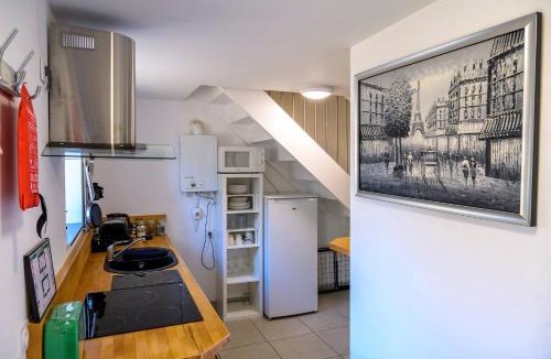 Montenay House | Oaktree Cottage A Peaceful Country Escape
