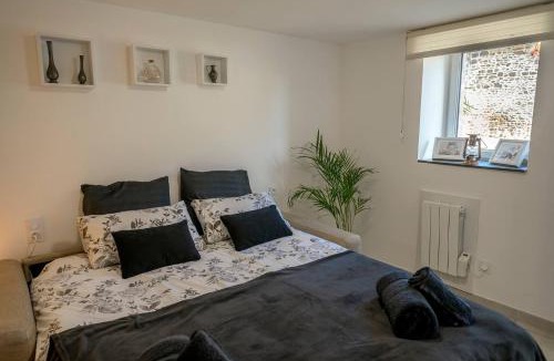 Montenay House | Oaktree Cottage A Peaceful Country Escape