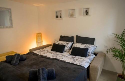 Montenay House | Oaktree Cottage A Peaceful Country Escape
