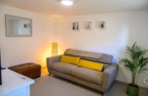 Montenay House | Oaktree Cottage A Peaceful Country Escape