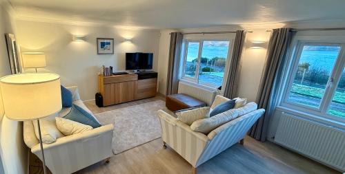 Cairndow House | Oaktree Cottage, overlooking Loch Fyne