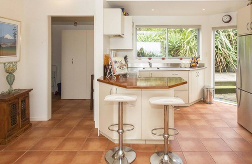 Oakura Villa | Oakura Beachfront Cottage Escape