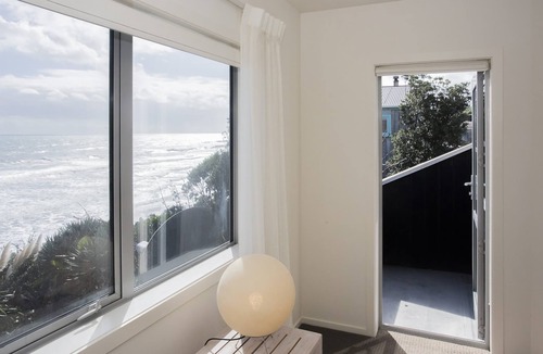 Oakura Villa | Oakura Beachfront Cottage Escape