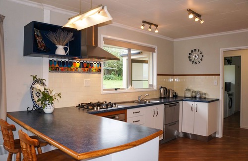 Oakura Villa | Oakura Retreat with Private Deck