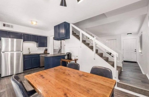 College Station House | Oakwell Townhome - King Bed Suite minutes from Texas A&M