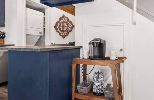 College Station House | Oakwell Townhome - King Bed Suite minutes from Texas A&M