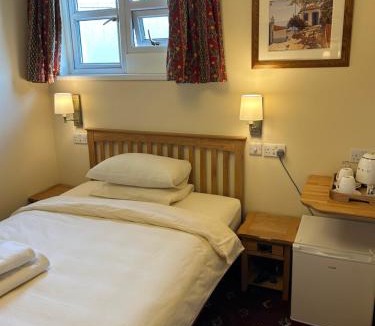 Hillingdon Bed & Breakfast | Oakwood Bed and Breakfast Heathrow