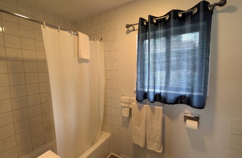 Gravenhurst Hotel | Oakwood Motel