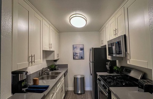 Little Armenia Hotel | Oasis 2 BR View of Hollywood Sign, W/D, & Parking
