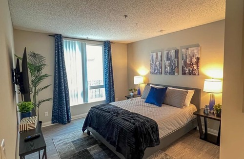 Little Armenia Hotel | Oasis 2 BR View of Hollywood Sign, W/D, & Parking