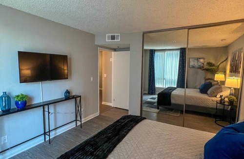 Little Armenia Hotel | Oasis 2 BR View of Hollywood Sign, W/D, & Parking