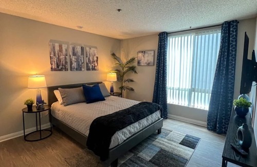 Little Armenia Hotel | Oasis 2 BR View of Hollywood Sign, W/D, & Parking