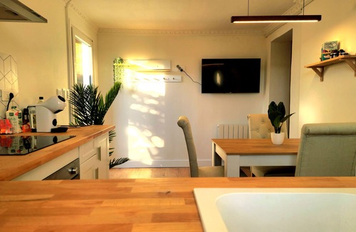 Menesplet Apartment | Oasis, and its inflatable boat