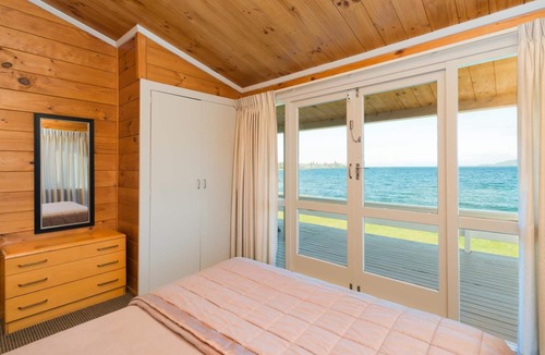 Waipahihi Hotel | Oasis Beach Motel