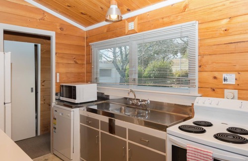 Waipahihi Hotel | Oasis Beach Motel