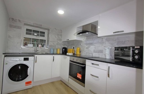 Reading City Centre Apartment | Oasis, Central Self Contained Flat by CozyNest