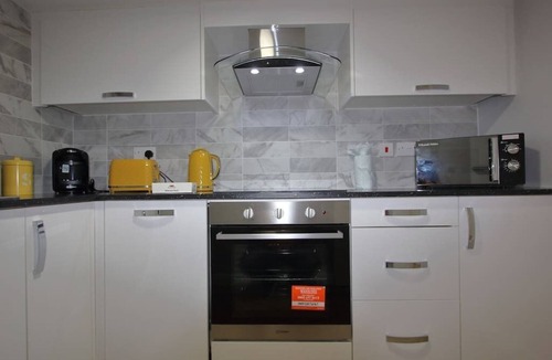 Reading City Centre Apartment | Oasis, Central Self Contained Flat by CozyNest