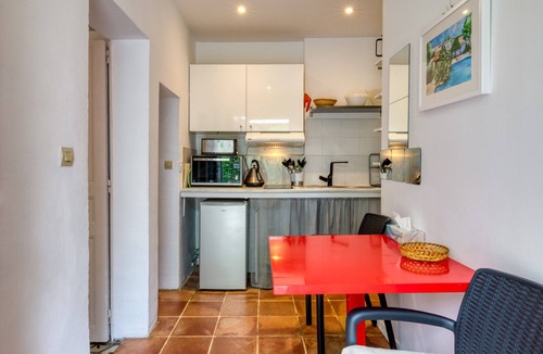 Aiguerelles Villa | Oasis Centre Charme House with Shared Pool, Wi-Fi, and Air Conditioning