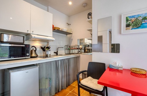 Aiguerelles Villa | Oasis Centre Charme House with Shared Pool, Wi-Fi, and Air Conditioning