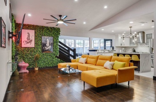North Central Carrollton House | Oasis Cozy 5BR W Bbq+ pool + Cinema
