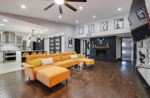 North Central Carrollton House | Oasis Cozy 5BR W Bbq+ pool + Cinema