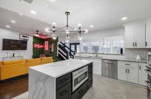 North Central Carrollton House | Oasis Cozy 5BR W Bbq+ pool + Cinema