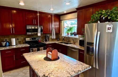 Roseville House | Oasis Getaway for 6