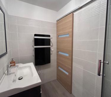 Peillac Apartment | Oasis Getaway