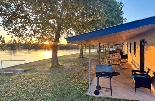Tow Hotel | Oasis Lake Buchanan