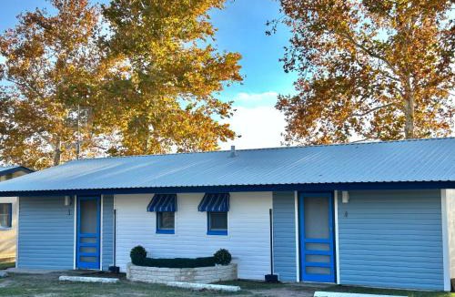 Tow Hotel | Oasis Lake Buchanan