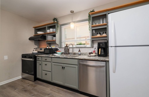 Southwest Raleigh House | Oasis near NCSU: Walk to Campus, Dine Local 4BR/4B