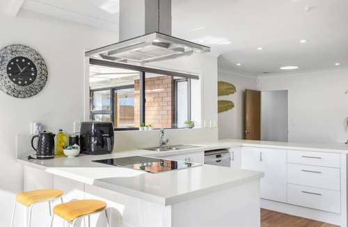 Hobsonville House | Oasis Ode Retreat with pool, spa and trampoline