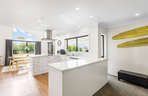 Hobsonville House | Oasis Ode Retreat with pool, spa and trampoline