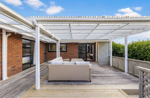 Hobsonville House | Oasis Ode Retreat with pool, spa and trampoline