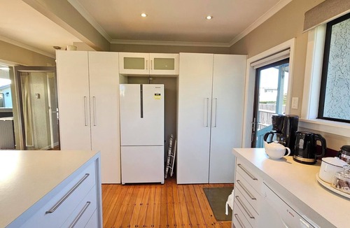 Taradale House | Oasis on Osier, walk to Mission & Wineries!