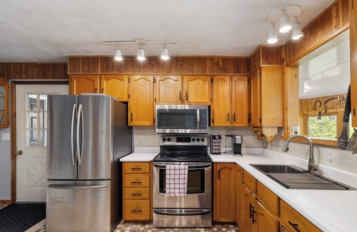 Central Frontenac Cottage | Oasis on relaxing private lake - perfect for swimming