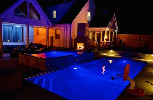 Martinsville House | Oasis Pool OPEN YEAR ROUND Private Fire Pit Modern Views