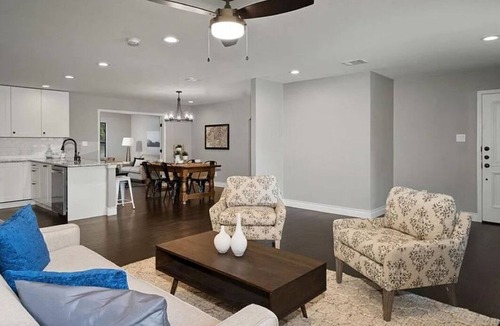 Lockhart House | Oasis Ranch Retreat Walk to Town Big Yard
