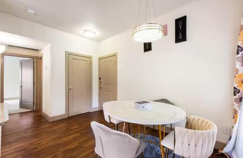 Barton Hills Apartment | Oasis Retreat237