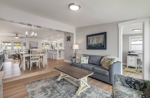 New Town House | OASIS SOUTH~Stunning 5 BR/3 Ba w/Pool!